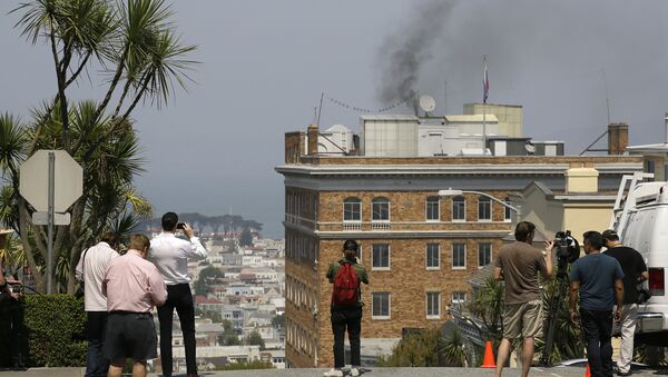 People stop to watch black smoke coming from the roof of the Consulate-General of Russia Friday, Sept. 1, 2017, in San Francisco - Sputnik International