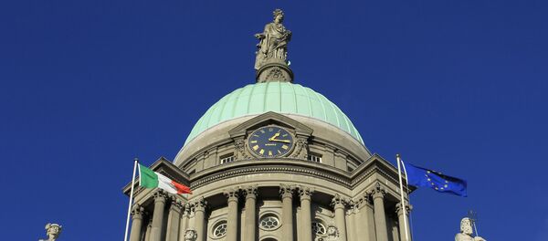 The Irish Flag flys alongside the European Union flag outside the Customs Building, Dublin , Ireland (File) - Sputnik International