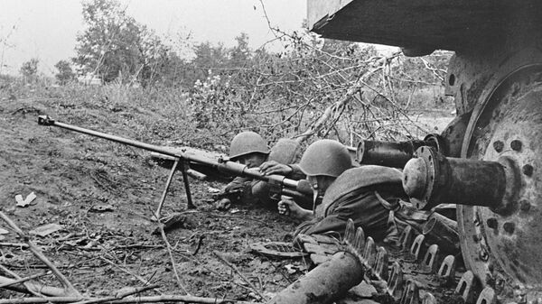 Soviet Guardsmen armed with an anti-tank rifle repel a Nazi tank attack during the Battle of Kursk. 1943 - Sputnik International