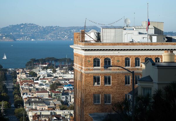 The Russian flag flies at half mast at the Consulate-General of Russia in San Francisco, California (File) - Sputnik International