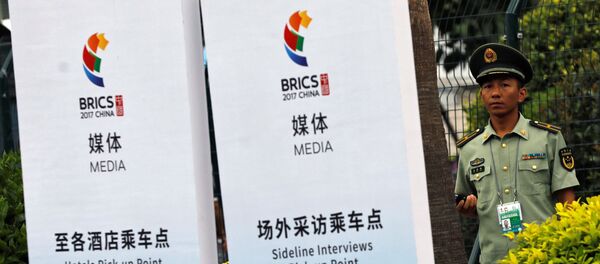 A paramilitary police officer stands outside the media center of BRICS (Brazil, Russia, India, China and South Africa) Summit in Xiamen, China September 2, 2017 - Sputnik International