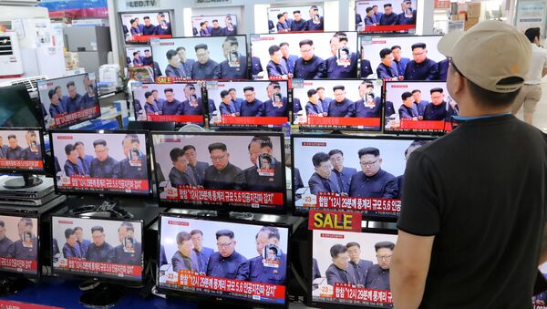 A man watches TV news report about North Korea's nuclear test at an electronic shop in Seoul, South Korea on September 3, 2017 - Sputnik International
