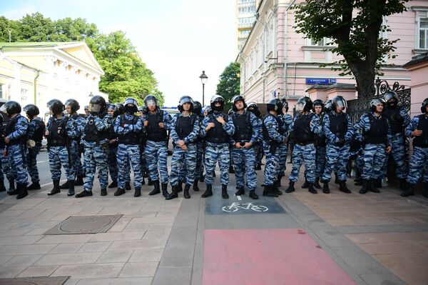 The Russian National Guard officers at the rally in support of Rohingya people in front of the Myanmar embassy in Moscow The Russian National Guard officers at the rally in support of Rohingya people in front of the Myanmar embassy in Moscow - Sputnik International