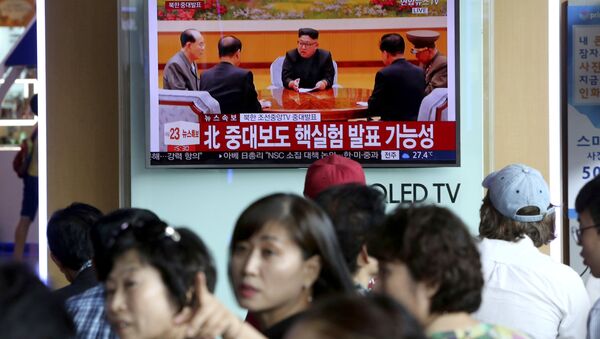 People watch a TV news program showing North Korean leader Kim Jong Un at the Seoul Railway Station in Seoul, Sunday, Sept. 3, 2017. - Sputnik International