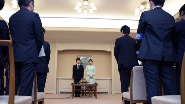 Japan's Princess Mako, center right, the elder daughter of Prince Akishino and Princess Kiko, and her fiance Kei Komuro, center left, greet the reporters at the end of their press conference at Akasaka East Residence in Tokyo, Sunday, Sept. 3, 2017 - Sputnik International