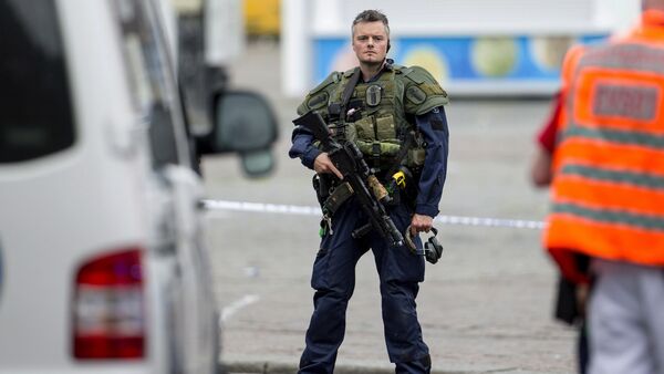 An armed police officer secures the area following a multiple stabbing attack on the Market Square in Turku, Finland, Friday Aug. 18, 2017 - Sputnik International