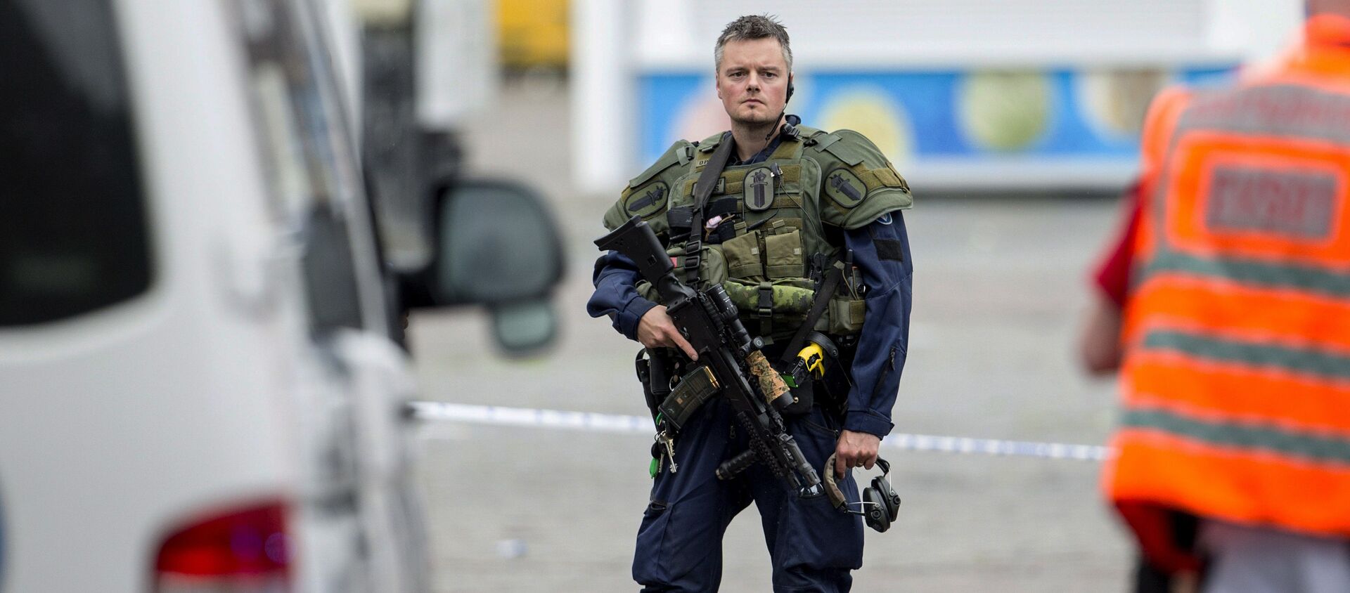 An armed police officer secures the area following a multiple stabbing attack on the Market Square in Turku, Finland, Friday Aug. 18, 2017 - Sputnik International, 1920, 01.04.2019