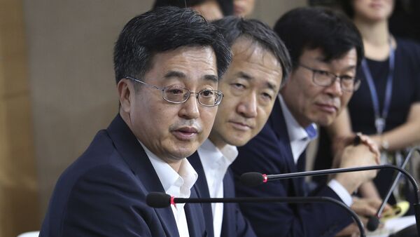 South Korean Finance Minister Kim Dong-yeon, center, speaks during a press conference at the government complex in Seoul, South Korea - Sputnik International