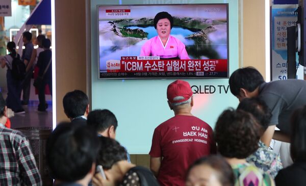 People watch a TV news report about North Korea's hydrogen bomb test at a railway station in Seoul, South Korea on September 3, 2017.  - Sputnik International