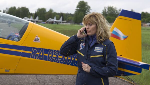 Russian pilot Svetlana Kapanina stands next to her plane following her performance at an air show at the Kubinka air base outside Moscow, Russia - Sputnik International