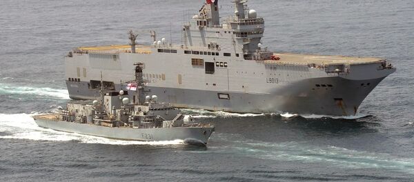 HMS Argyll with the French Ship FS Mistral - Sputnik International