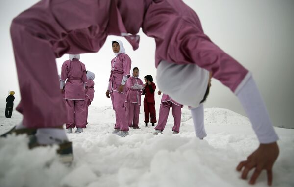 Shaolin martial arts student strikes a pose in the snow, in Kabul, Afghanistan - Sputnik International