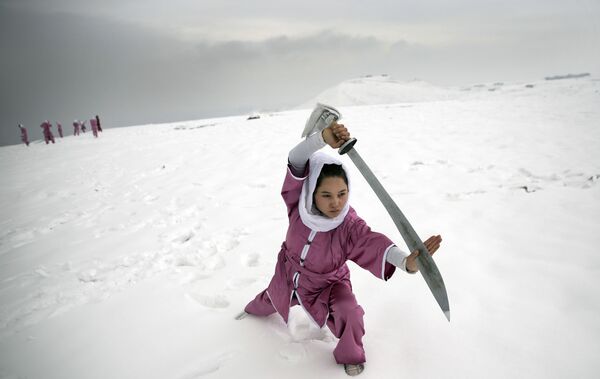 A Shaolin martial arts student practices on a hilltop in Kabul, Afghanistan - Sputnik International