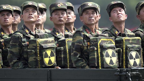 North Korean soldiers turn and look towards their leader Kim Jong Un. - Sputnik International