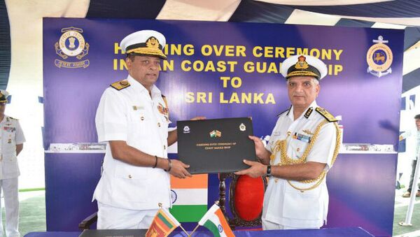 DG Rajendra Singh, PTM, TM, DGICG presenting certificate of Transfer to DGCG Sri Lanka on Handed over Ship Ex-Varuna 05 Sep 17 at Kochi - Sputnik International