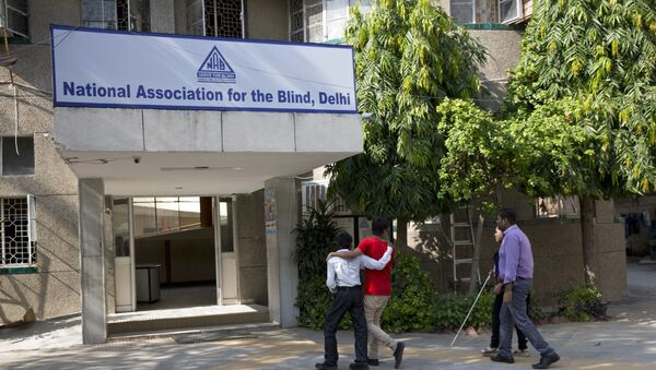 Visually impaired children walk in the National Association for the Blind premise in New Delhi, India, Tuesday, Sept. 5, 2017 - Sputnik International