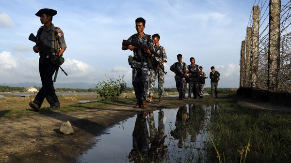 Myanmar police officers patrol along the border fence between Myanmar and Bangladesh in Maungdaw, Rakhine State, Myanmar. (File) - Sputnik International