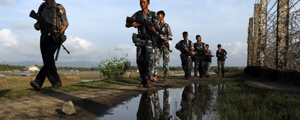 Myanmar police officers patrol along the border fence between Myanmar and Bangladesh in Maungdaw, Rakhine State, Myanmar. (File) - Sputnik International