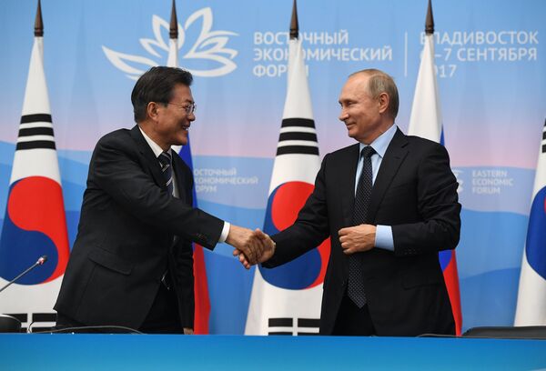 Russian President Vladimir Putin and President of South Korea Moon Jae-in, left, during a joint press statement on the results of the meeting held as part of the 3rd Eastern Economic Forum at the Far Eastern Federal University, Russky Island. September 6, 2017 Russian President Vladimir Putin and President of South Korea Moon Jae-in, left, during a joint press statement on the results of the meeting held as part of the 3rd Eastern Economic Forum at the Far Eastern Federal University, Russky Island. September 6, 2017 - Sputnik International