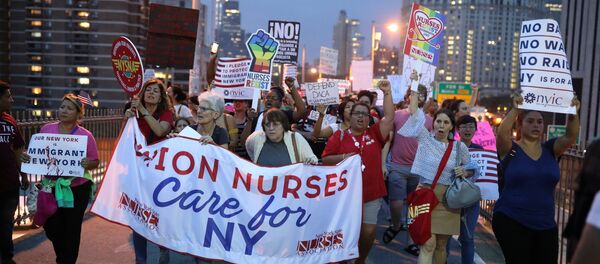 People march across the Brooklyn Bridge to protest the planned dissolution of DACA in Manhattan, New York City, U.S - Sputnik International