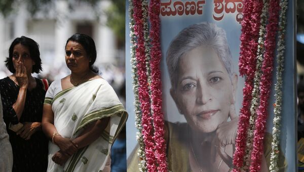 Mourners stand next to a portrait of Indian journalist Gauri Lankesh during the public viewing of her body in Bangalore, India, Wednesday, Sept. 6, 2017. - Sputnik International