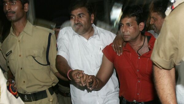 Extradited gangster Abu Salem, right is brought from Mumbai to be produced in a Delhi court in an extortion case, New Delhi, India, Monday, May 21, 2007. - Sputnik International