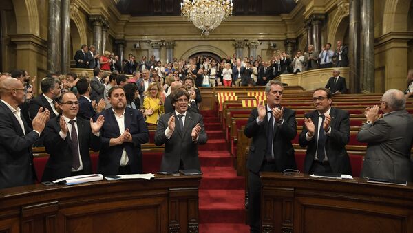 President of the Catalan Government Carles Puigdemont (4thL), Catalan regional vice-president and chief of Economy and Finance and leader of the Esquerra Republicana de Catalunya (ERC) leftist republican party Oriol Junqueras (3rdL) and other members of the Catalan Parliament applaud the results of the vote on a bill for a referendum on independence in Barcelona - Sputnik International