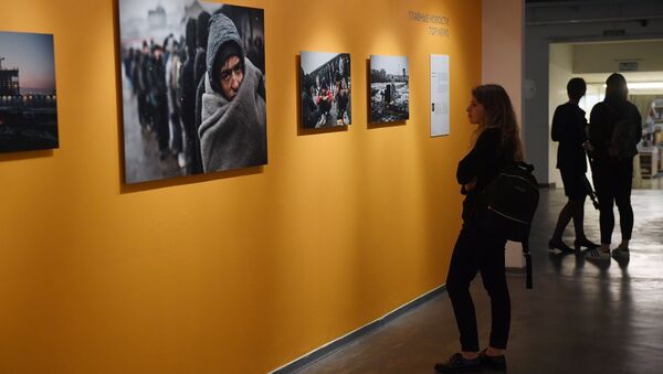 At the exhibition of Andrei Stenin International Press Photo Contest finalists' works at the Lumiere Brothers Center for Photography in Moscow - Sputnik International