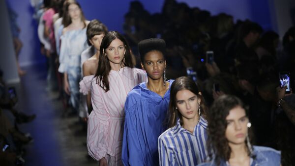 Models wear creations from the Two Denim collection during the Sao Paulo Fashion Week in Sao Paulo, Brazil, Tuesday, Aug. 29, 2017. - Sputnik International