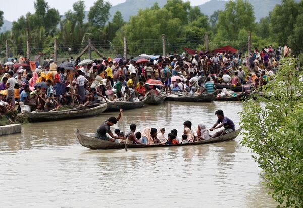 A boat carrying Rohingya refugees is seen leaving Myanmar through Naf river while thousands other waiting in Maungdaw, Myanmar, September 7, 2017 - Sputnik International