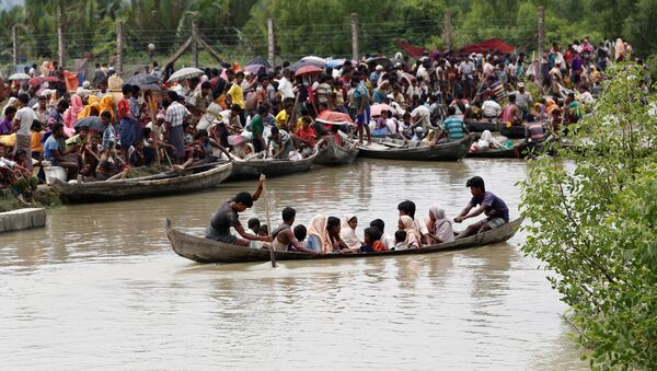 A boat carrying Rohingya refugees is seen leaving Myanmar through Naf river while thousands other waiting in Maungdaw, Myanmar, September 7, 2017 - Sputnik International