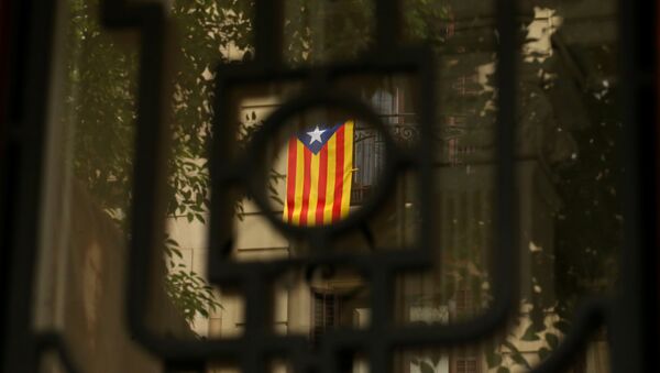 A Catalan flag hangs on a balcony in Barcelona, Spain, September 7, 2017 - Sputnik International