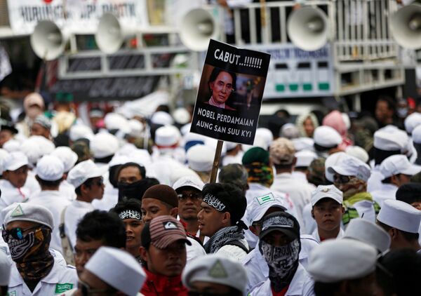 A man carries a placard during a protest led by Islamist groups near the Myanmar embassy protesting against the treatment of Rohingya Muslims, in Jakarta, Indonesia September 6, 2017. The placard reads Revoke Aung San Suu Kyi's Nobel Peace Prize!  - Sputnik International