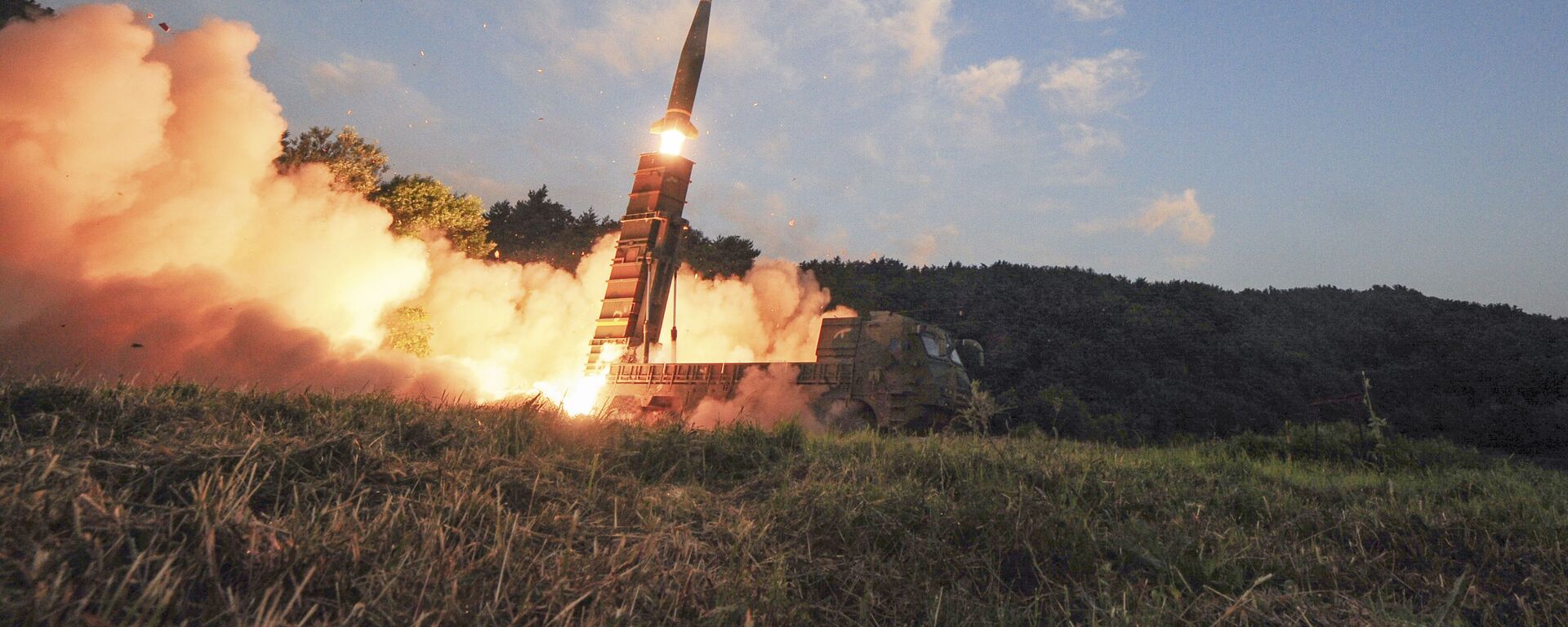 Запуск южнокорейской баллистической ракеты малой дальности Hyunmoo II в ходе совместных военных учений США и Южной Кореи - Sputnik International, 1920, 01.12.2021