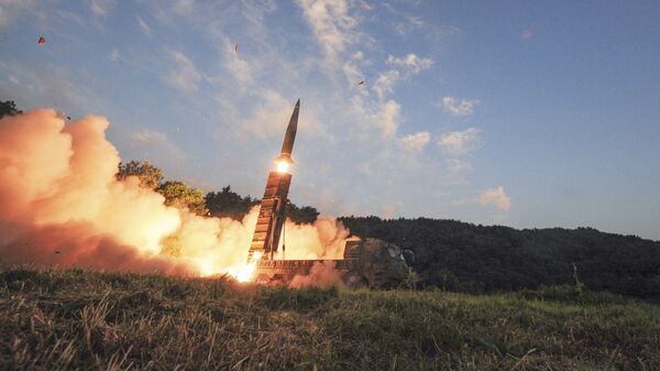 Запуск южнокорейской баллистической ракеты малой дальности Hyunmoo II в ходе совместных военных учений США и Южной Кореи - Sputnik International