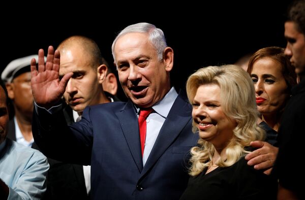 Israeli Prime minister Benjamin Netanyahu (C) and his wife Sara react to his supporters during an event by his Likud Party in Tel Aviv, Israel August 9, 2017 Israeli Prime minister Benjamin Netanyahu (C) and his wife Sara react to his supporters during an event by his Likud Party in Tel Aviv, Israel August 9, 2017 - Sputnik International