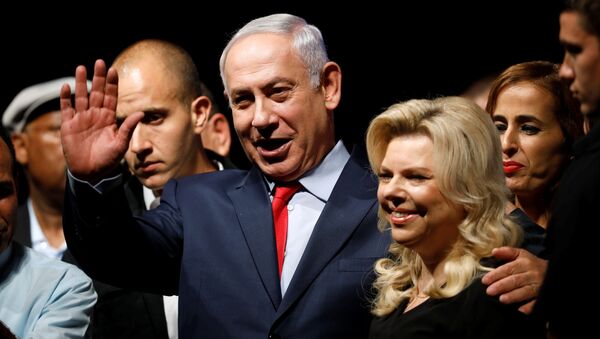 Israeli Prime minister Benjamin Netanyahu (C) and his wife Sara react to his supporters during an event by his Likud Party in Tel Aviv, Israel August 9, 2017 - Sputnik International