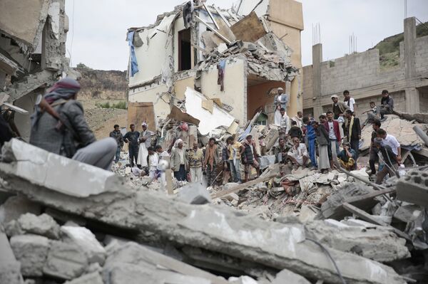 People inspect the rubble of houses destroyed by Saudi-led airstrikes in Sanaa, Yemen, Friday, Aug. 25, 2017 People inspect the rubble of houses destroyed by Saudi-led airstrikes in Sanaa, Yemen, Friday, Aug. 25, 2017 - Sputnik International