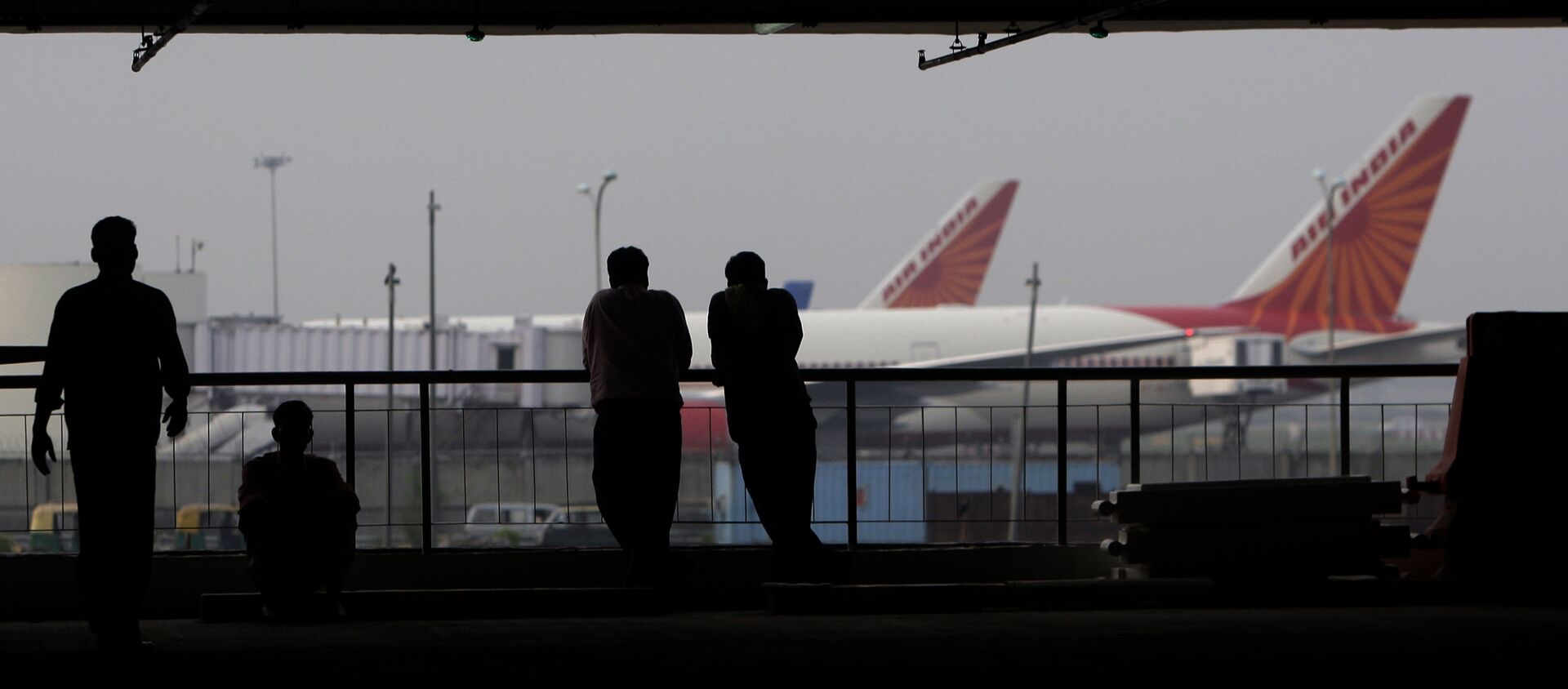 People watch aircraft from the multi-storied parking lot of the terminal 3 of the Indira Gandhi International Airport, in New Delhi, India, Thursday, July 15, 2010 - Sputnik International, 1920, 06.03.2021