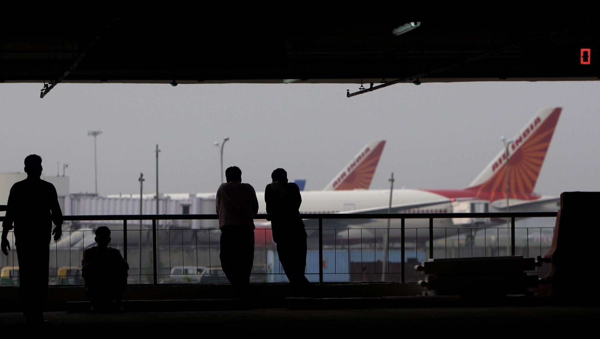 People watch aircraft from the multi-storied parking lot of the terminal 3 of the Indira Gandhi International Airport, in New Delhi, India, Thursday, July 15, 2010 - Sputnik International, 1920, 07.04.2021