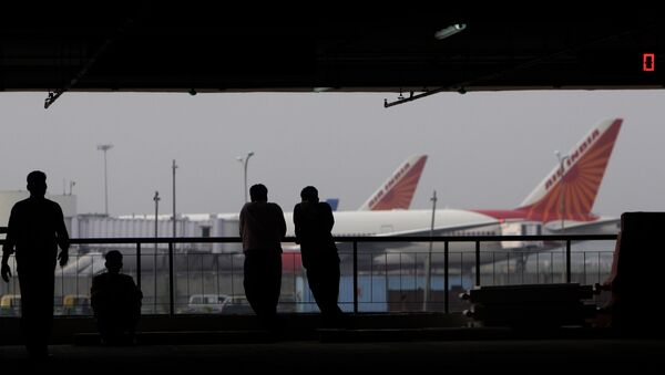 People watch aircraft from the multi-storied parking lot of the terminal 3 of the Indira Gandhi International Airport, in New Delhi, India, Thursday, July 15, 2010 - Sputnik International