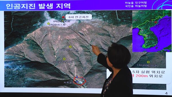 Lee Mi-Seon, a director of the National Earthquake and Volcano Center, shows a map of a North Korean location during a briefing about the artificial earthquake in North Korea, at the Korea Meteorological Administration in Seoul on September 3, 2017 - Sputnik International
