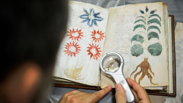 Quality control operator of the Spanish publishing outfit Siloe Luis Miguel works on cloning the illustrated codex hand-written manuscript Voynich in Burgos on August 9, 2016. - Sputnik International
