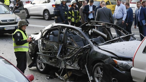 Investigators gather around a car, which was reportedly damaged by an explosion, in Kiev, Ukraine - Sputnik International