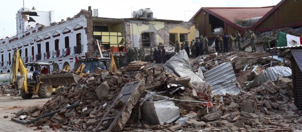 Soldiers remove debris from a partly collapsed municipal building after an earthquake in Juchitan, Oaxaca state, Mexico, Friday, Sept. 8, 2017. Soldiers remove debris from a partly collapsed municipal building after an earthquake in Juchitan, Oaxaca state, Mexico, Friday, Sept. 8, 2017. - Sputnik International