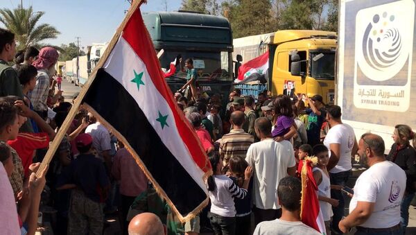 Deir ez-Zor residents welcome a truck convoy of medicines and food - Sputnik International