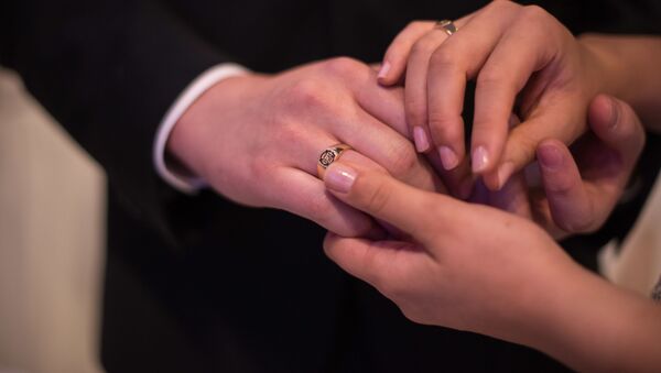 Руки жениха и невесты, участвующих в массовой свадьбе в Южной Корее - Sputnik International