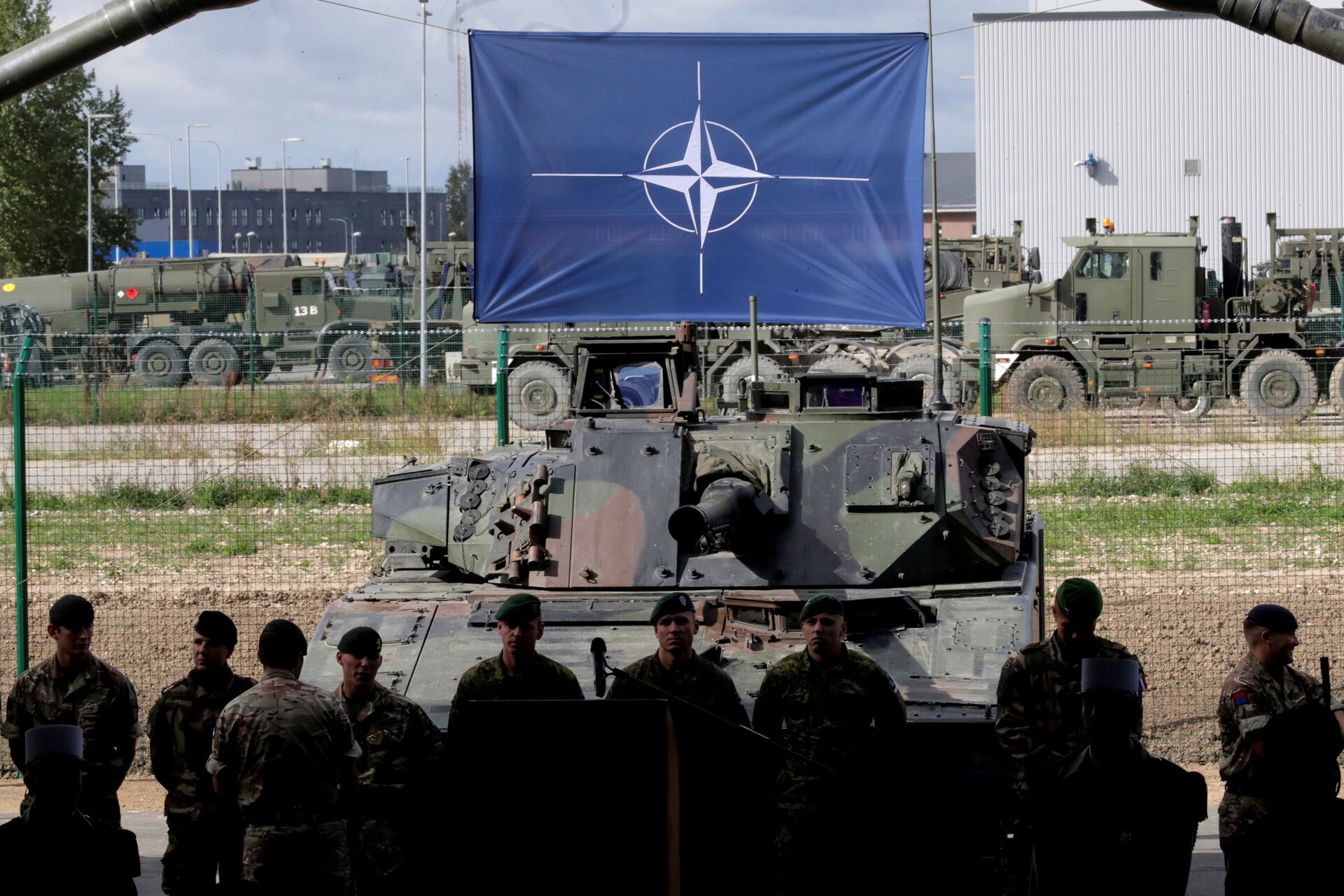 NATO eFP battle group soldiers wait for NATO Secretary General Jens Stoltenberg visit in Tapa military base, Estonia September 6, 2017 - Sputnik International, 1920, 15.02.2022