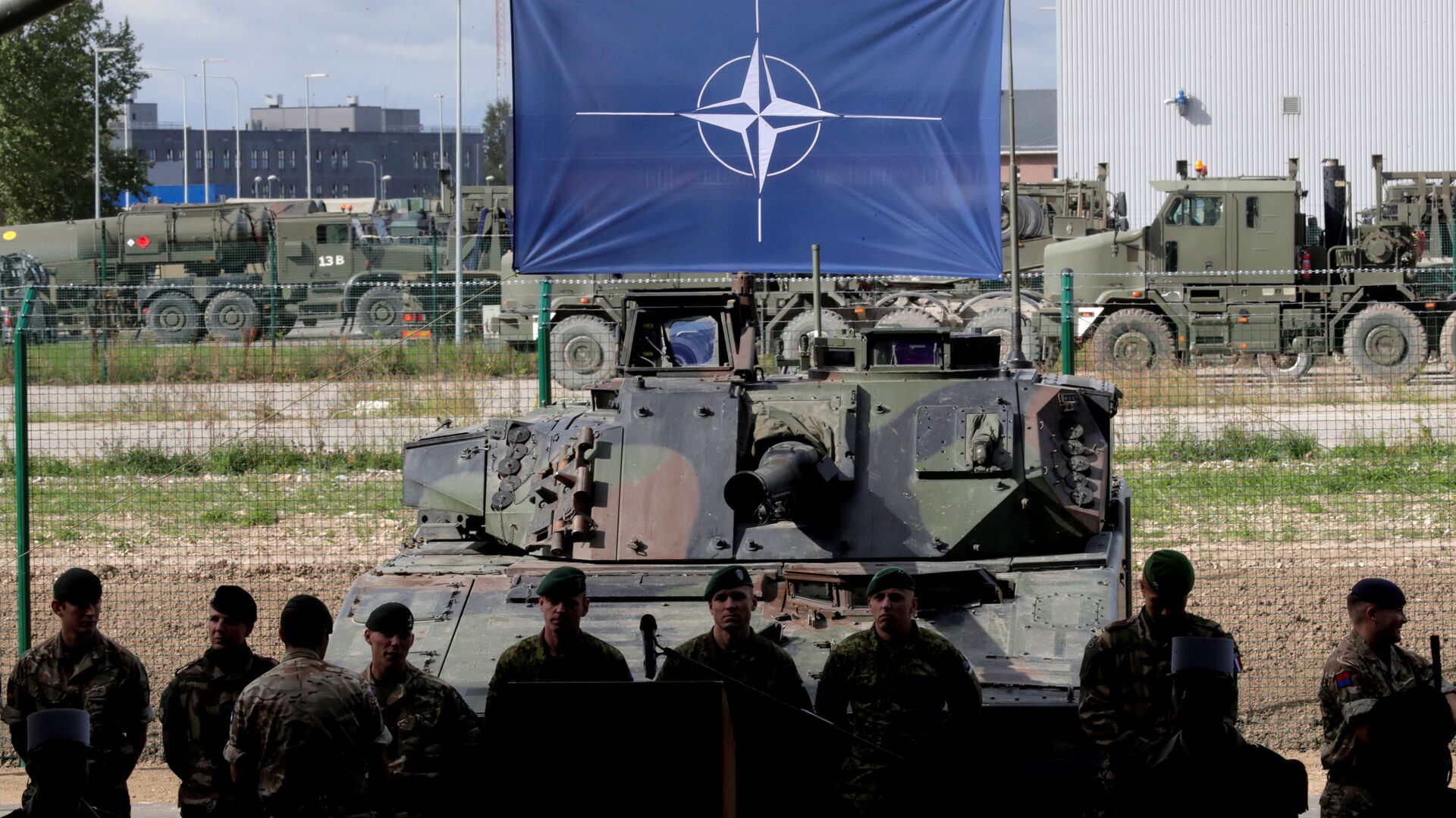 NATO eFP battle group soldiers wait for NATO Secretary General Jens Stoltenberg visit in Tapa military base, Estonia September 6, 2017 - Sputnik International, 1920, 29.01.2022