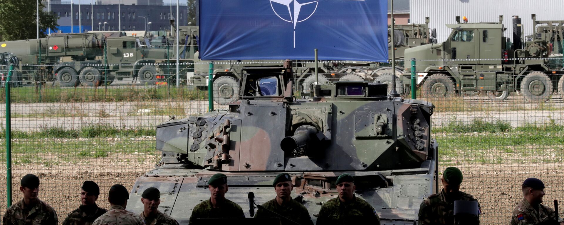 NATO eFP battle group soldiers wait for NATO Secretary General Jens Stoltenberg visit in Tapa military base, Estonia September 6, 2017 - Sputnik International, 1920, 27.12.2021